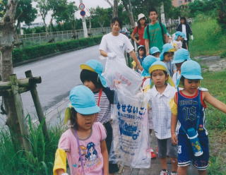 ▲ゴミ袋を手に一生懸命ゴミを探す園児たち