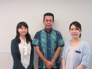 石川健事務局長（中央）とコミュニティソーシャルワーカー職員