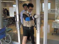 写真・高齢者体験を行う参加者