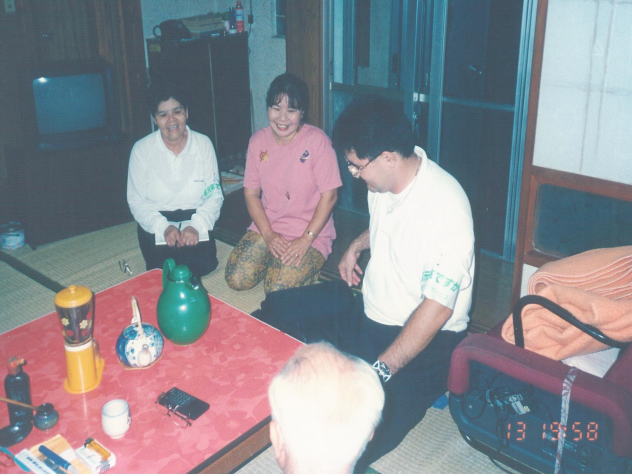 ▲高齢者宅を訪れたかりゆしぬ村の職員。夜間の巡回が高齢者の安心感へとつながっている。