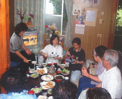 ▲みんなで囲む食卓には手作り料理が並ぶ。会話も自然と弾む