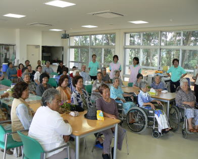 ▲高齢者を対象とした健康講話の様子。利用者以外の地域住民も多く訪れる。