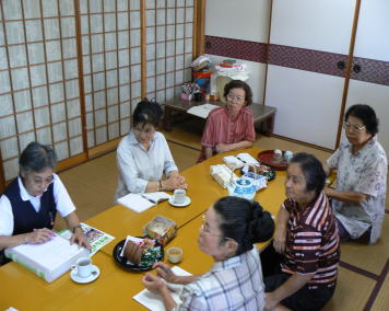 ▲月例の連絡会では在介センター職員、社協職員、福祉委員、自治会長らで意見を交わす。