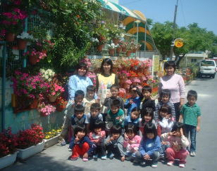 ▲一年中、季節の花々が咲き誇る園庭は園児の自慢、地域の宝となっている。