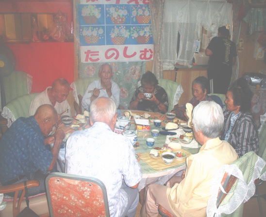 ▲ デイサービスの昼食風景。まるで自宅にいるような内装に気分もリラックス。