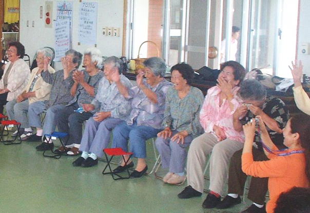 ▲ 地域に密着した活動も大切にしている。地域住民との交流会はいつも大盛り上がりで笑いが絶えない。